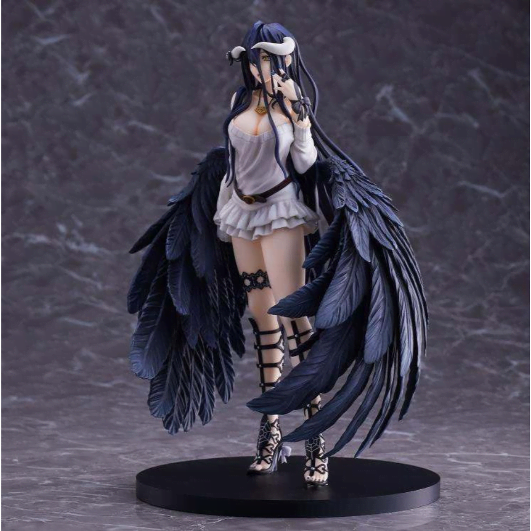Figure Albedo Overlord 25 cm con ali nere dettagliate e outfit bianco elegante su base rotonda – edizione da collezione
