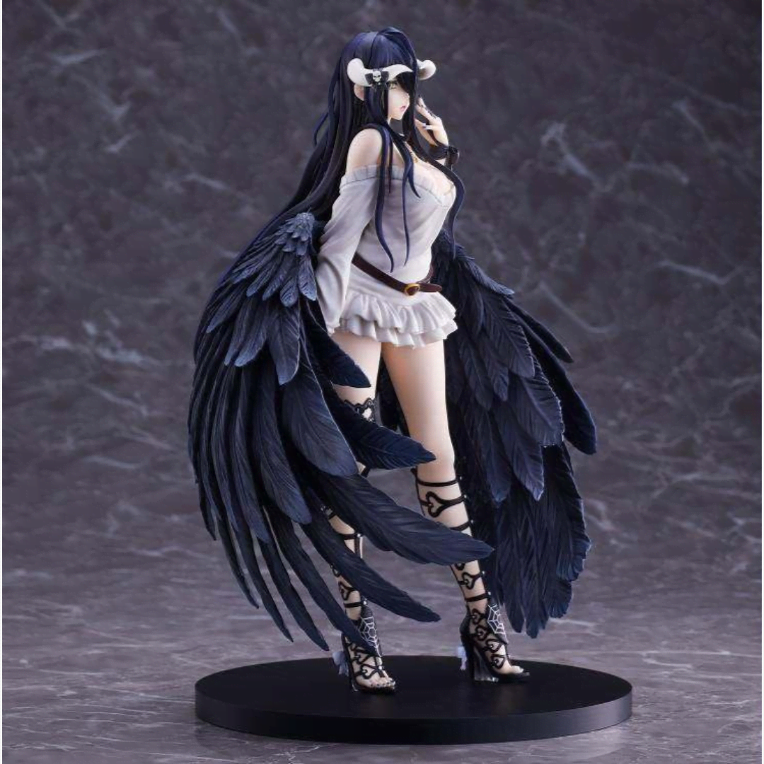 Figure Albedo Overlord 25 cm con ali nere dettagliate e outfit bianco elegante su base rotonda – edizione da collezione