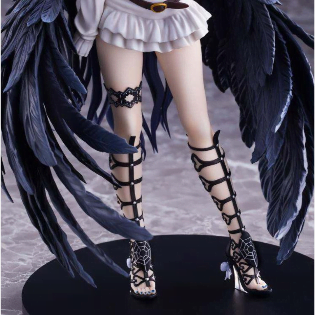Figure Albedo Overlord 25 cm con ali nere dettagliate e outfit bianco elegante su base rotonda – edizione da collezione