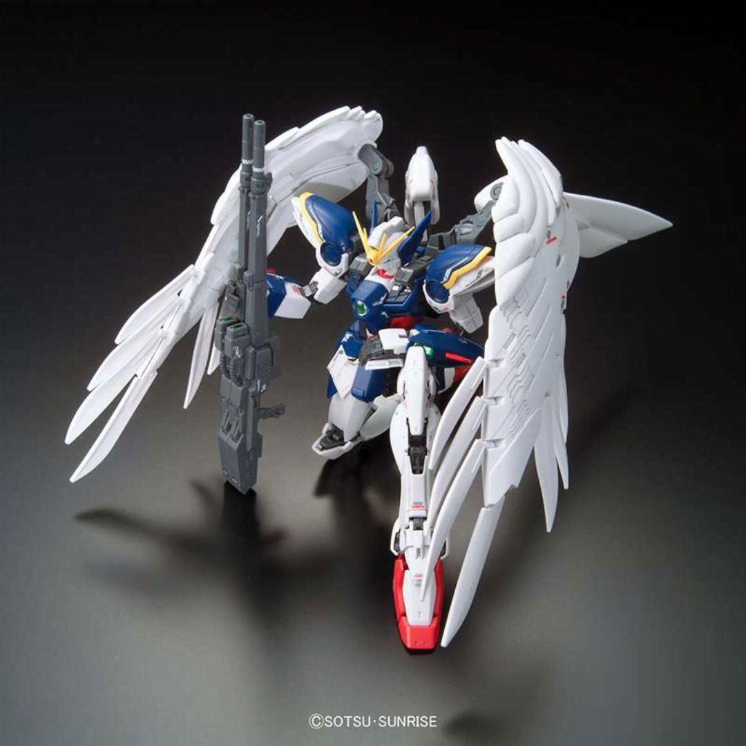 Box RG 1/144 Wing Gundam Zero EW Bandai – Gunpla Real Grade con Twin Buster Rifle, ali piumate e dettagli realistici. Kit senza colla da collezione.