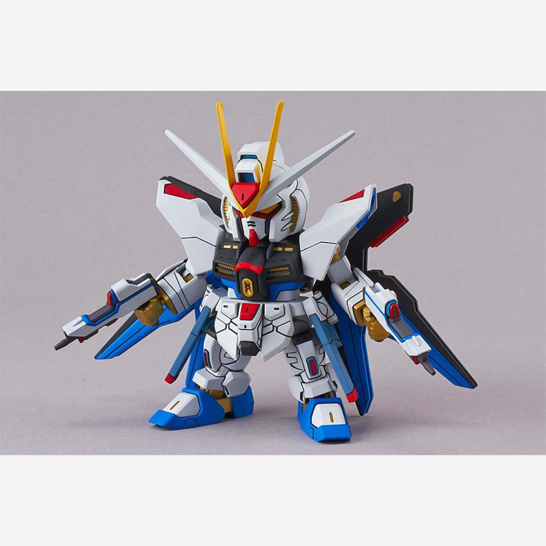 Gunpla SD EX-Standard Strike Freedom Gundam Bandai, kit da assemblare senza colla con ali mobili e armi iconiche tratto da Gundam SEED Destiny.