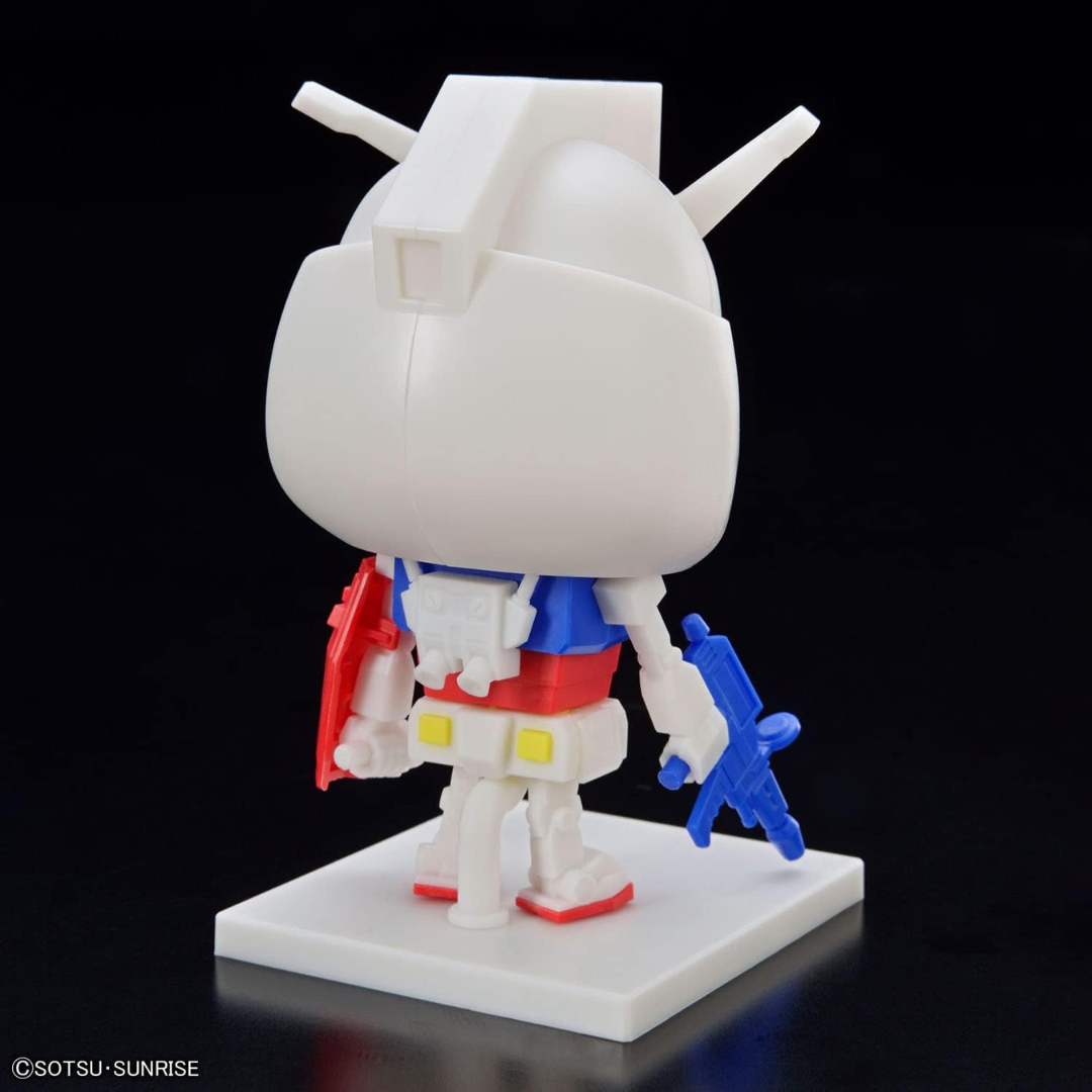 Scatola Gunpla-Kun DX Set Runner Ver Bandai: model kit chibi ispirato a RX-78-2, montaggio senza colla, stile kawaii, ideale per fan e collezionisti.

