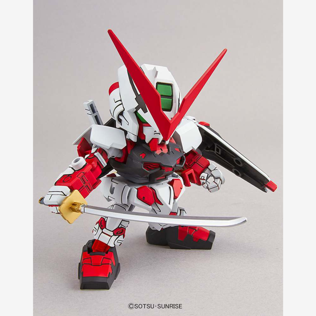 Gunpla SD EX-Standard Gundam Astray Red Frame Bandai con katana e scudo, kit da assemblare senza colla ispirato alla serie Gundam Seed Astray.