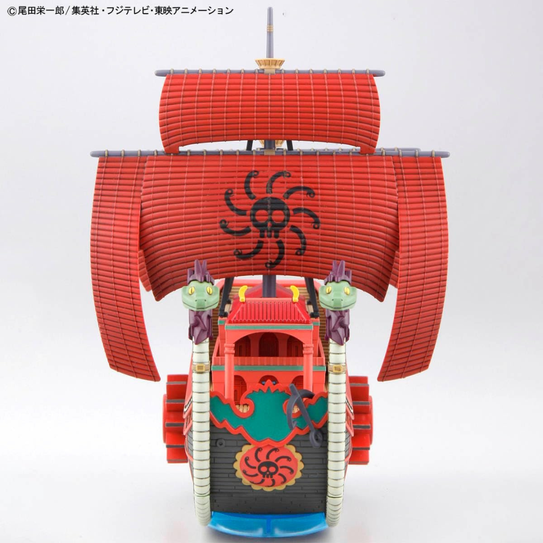 Illustrazione della nave Nine Snake Ship di One Piece e Boa Hancock sulla confezione del kit Bandai da assemblare senza colla, linea Grand Ship Collection