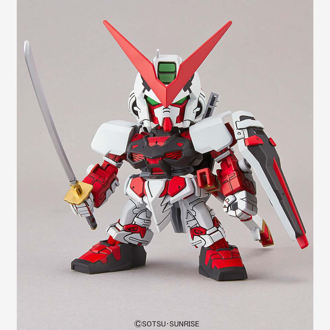 Gunpla SD EX-Standard Gundam Astray Red Frame Bandai con katana e scudo, kit da assemblare senza colla ispirato alla serie Gundam Seed Astray.
