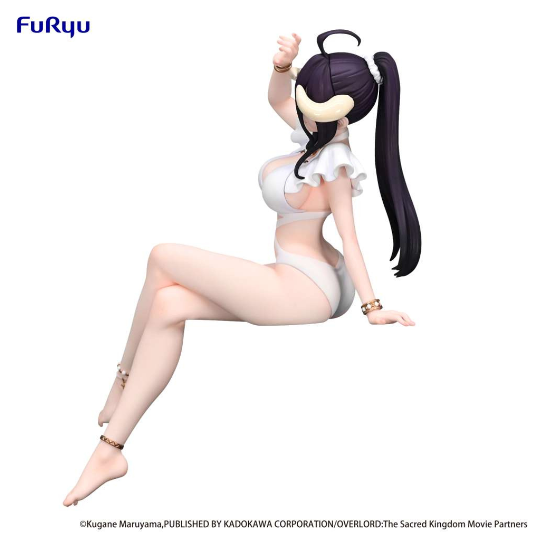 Figure anime Albedo Swimsuit Ver. FuRyu da Overlord – 20 cm, costume bianco, posa seduta, dettagli alta qualità, perfetta per collezionisti otaku.