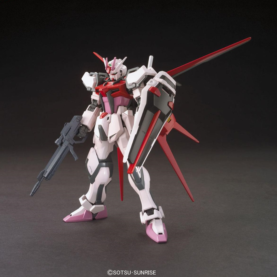 Gunpla Bandai HG 1/144 MBF-02+AQM/E-X01 Strike Rouge da Gundam SEED, kit da assemblare senza colla, mobile suit rosa iconico della Cosmic Era.







