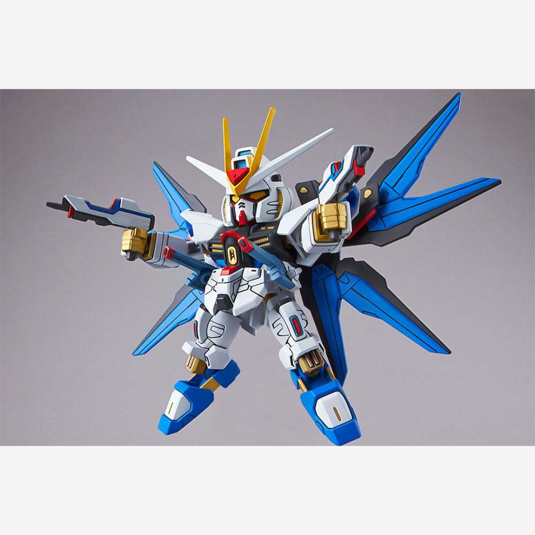 Gunpla SD EX-Standard Strike Freedom Gundam Bandai, kit da assemblare senza colla con ali mobili e armi iconiche tratto da Gundam SEED Destiny.