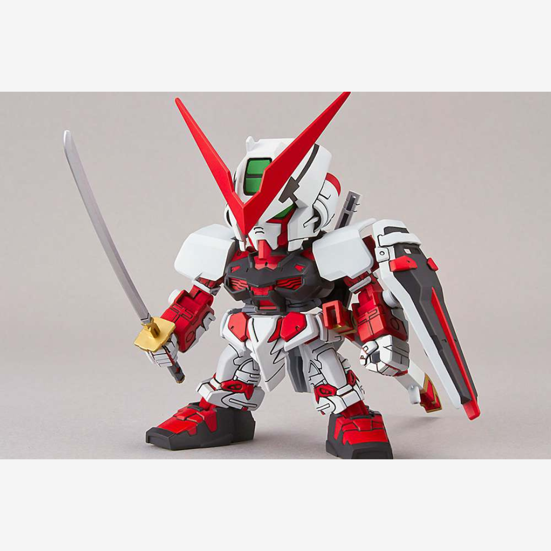 Gunpla SD EX-Standard Gundam Astray Red Frame Bandai con katana e scudo, kit da assemblare senza colla ispirato alla serie Gundam Seed Astray.