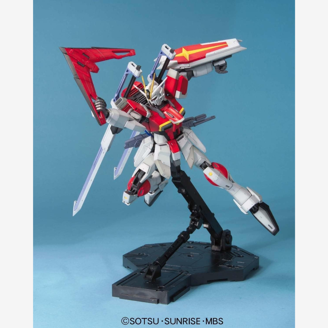 Box MG Master Grade Sword Impulse Gundam ZGMF-X56S/γ da SEED Destiny, kit Gunpla da assemblare con spada anti-nave e pose dinamiche da combattimento.