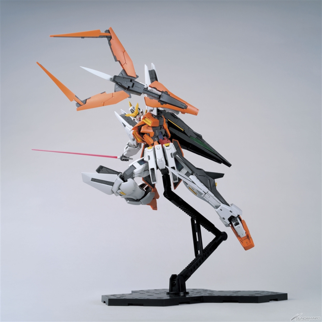 Box HG 1/144 Gundam Kyrios Bandai – Gunpla trasformabile della serie Gundam 00, modello da assemblare senza colla né verniciatura.

