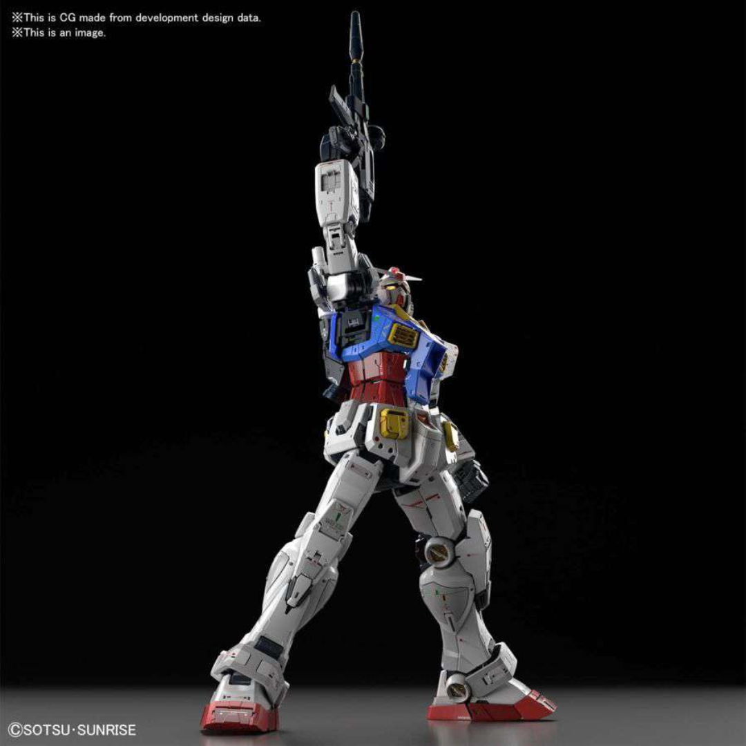 Gunpla RG RX-78-2 Gundam 1/60 con spada laser e scudo, mobile suit iconico della serie originale, kit da assemblare senza colla né verniciatura