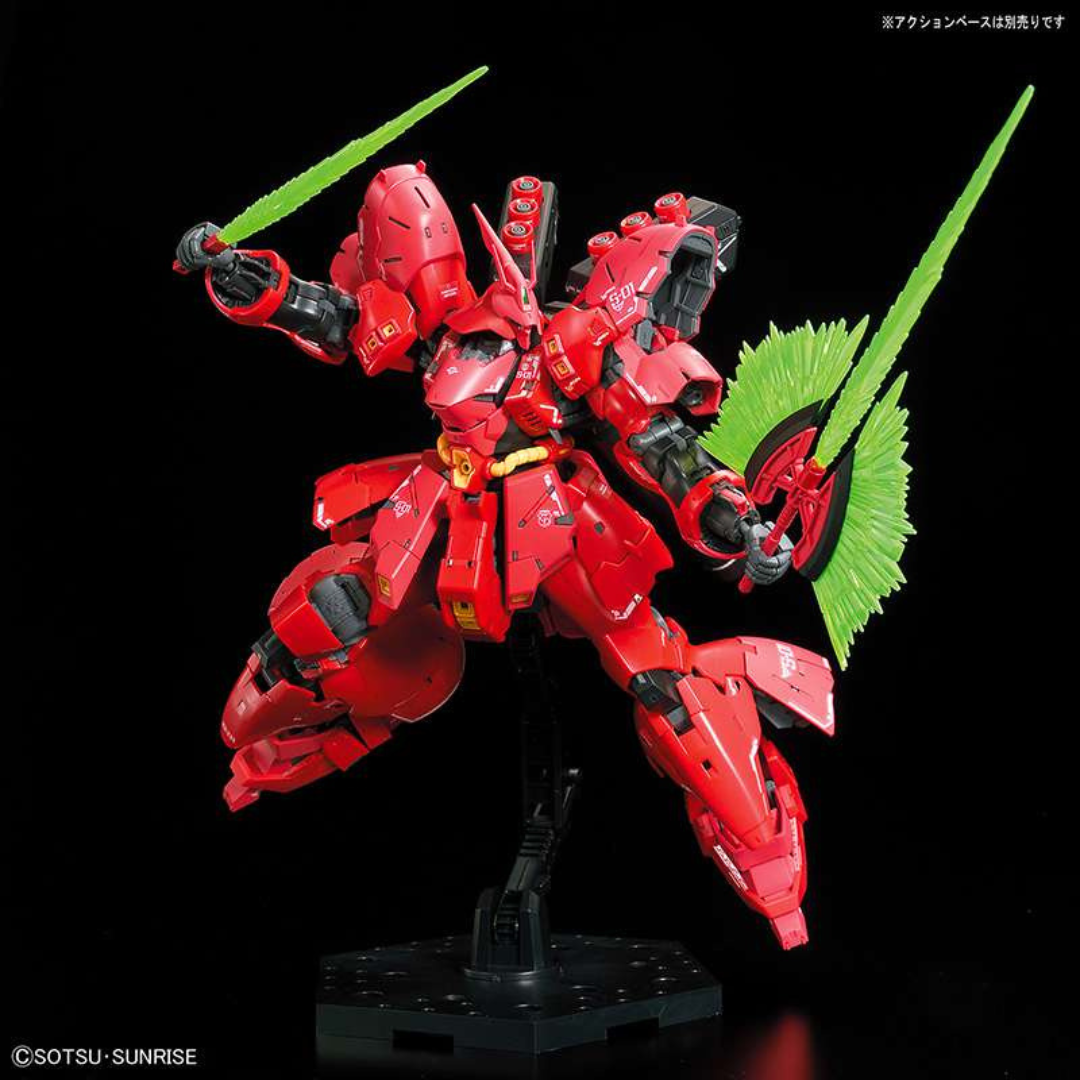 Gunpla RG MSN-04 Sazabi 1/144 in posa d’azione, mobile suit rosso di Char Aznable da montare, dettaglio realistico e armi incluse Bandai