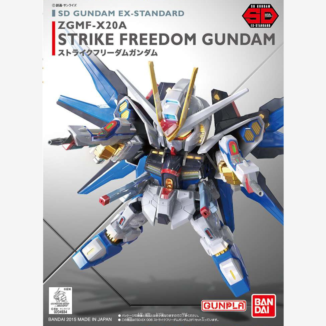 Gunpla SD EX-Standard Strike Freedom Gundam Bandai, kit da assemblare senza colla con ali mobili e armi iconiche tratto da Gundam SEED Destiny.